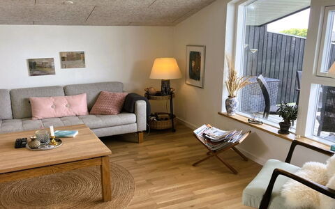Carlene - 350M from the Sea: Møbel, Gulvbelægning, Indretning, Etage, Væg, Træ, Couch, Stue, Trægulve, Loft