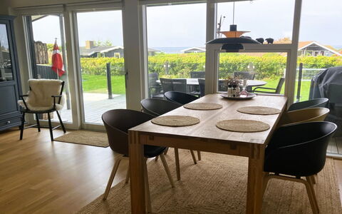 Carlene - 350M from the Sea: Møbel, Gulvbelægning, Stol, Indretning, Etage, Spisestue, Bord, Træ, Køkken & Spisebord, Trægulve