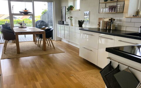 Carlene - 350M from the Sea: Møbel, Gulvbelægning, Trægulve, Køkken, Etage, Countertop, Køkken Apparat, Indretning, Cabinetry, Træ