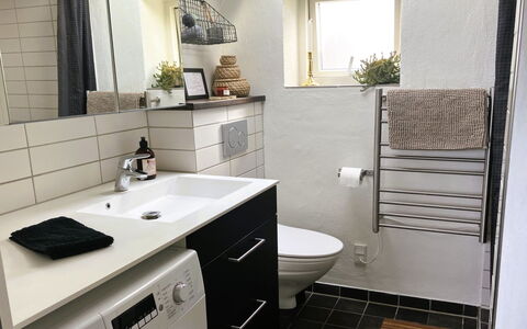 Carlene - 350M from the Sea: Gulvbelægning, Indretning, Etage, Sanitærarmatur, Badeværelse, Toilet, Håndvask, Badeværelsesskab, Vvs, Flise