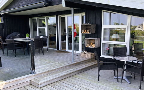 Carlene - 350M from the Sea: Træ, Møbel, Veranda, Trægulve, Dæk, Hårdttræ, Dør, Udendørs Møbler, Stol, Skygge