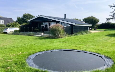 Carlene - 350M from the Sea: Græs, Trampolin, Trampolinspring - Udstyr Og Materiel, Lawn, Have, Gård, Skygge, Trampolinspring, Backyard, Parkere
