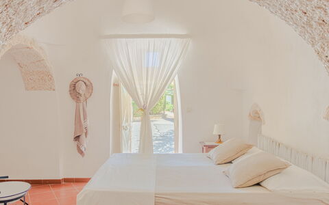 Trullo Poggio Con Piscina: Væg, Loft, Indretning, Etage, Møbel, Soveværelse, Stol, Hotel, Seng, Pude