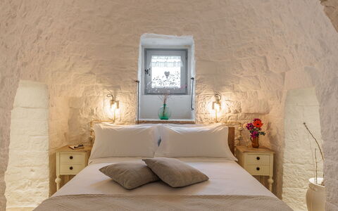 Masseria Le Monache: Loft, Lysarmatur, Soveværelse, Seng, Lampe, Pude, Sengetøj, Hotel, Throw Pillow