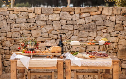 Masseria Le Monache: Møbel, Mad, Dug, Udendørs Møbler, Serveware, Sengetøj, Frokost, Frugt, Udendørs Bord, Picnic