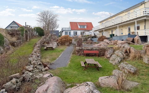 Elsabeth - 50M from the Sea: Estate, Skygge, Indkørsel, Stuehus