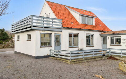 Elsabeth - 50M from the Sea: Estate, Skygge, Indkørsel, Stuehus