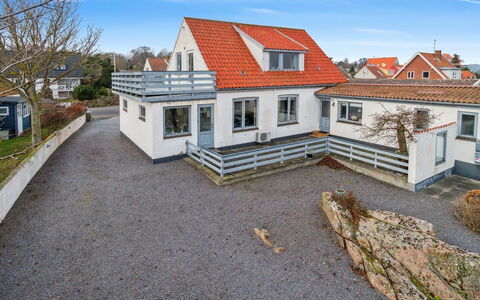 Elsabeth - 50M from the Sea: Estate, Skygge, Indkørsel, Stuehus