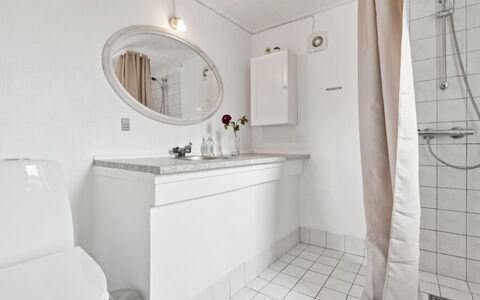Elsabeth - 50M from the Sea: Gulvbelægning, Sanitærarmatur, Indretning, Etage, Badeværelse, Vvs, Loft, Tap, Håndvask, Værelse