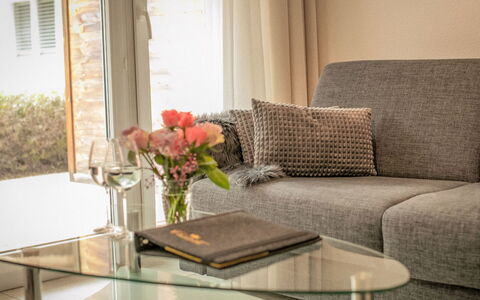 Saas-Fee 1182: Møbel, Indretning, Couch, Stue, Textile, Belysning, Gulvbelægning, Bord, Throw Pillow, Hjem