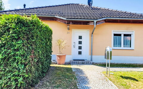 Habichtnest: Hus, Hjem, Tag, Busk, Arkitektur, Boligområde, Sommerhus, Dør, Estate, Have
