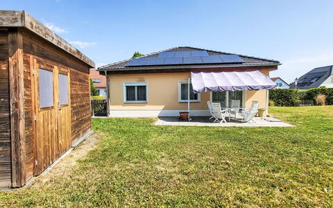 Habichtnest: Hus, Tag, Hjem, Boligområde, Land Lot, Sommerhus, Dør, Lawn, Gård, Have