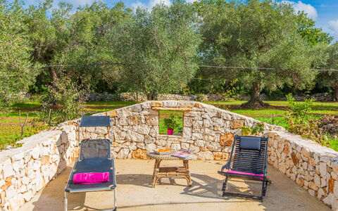 Trullo Della Quercia: Have, Udendørs Møbler, Backyard, Skygge, Landscaping, Stenmur, Stol, Gård, Lawn, Parkere