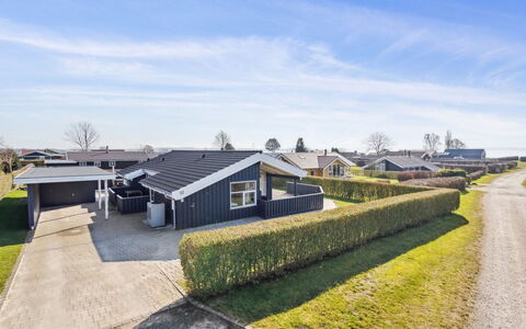 Annegret - 200M from the Sea: Estate, Skygge, Indkørsel, Stuehus