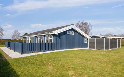 Annegret - 200M from the Sea: Estate, Skygge, Indkørsel, Stuehus