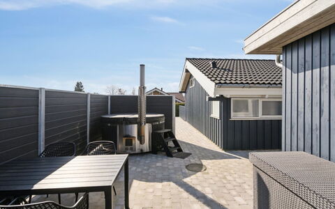 Annegret - 200M from the Sea: Møbel, Bord, Udendørs Møbler, Udendørs Bord, Stol, Bejdse, Skygge, Backyard, Sommerhus, Køkken & Spisebord