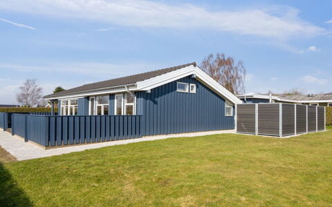 Annegret - 200M from the Sea: Møbel, Bord, Udendørs Møbler, Udendørs Bord, Stol, Bejdse, Skygge, Backyard, Sommerhus, Køkken & Spisebord