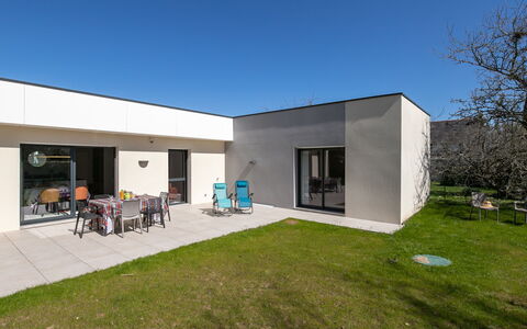 Keryanne: Facade, Boligområde, Hjem, Hus, Dør, Estate, Beton, Skygge, Have, Landscaping