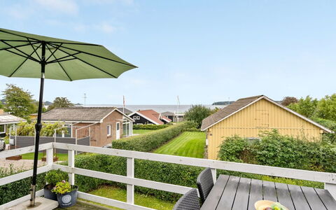 Maleen - 100M from the Sea: Tag, Hus, Hjem, Sommerhus, Dør, Sidespor, Dæk, Veranda, Planke, Hårdttræ
