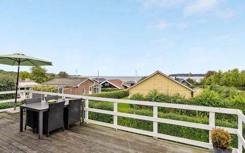 Maleen - 100M from the Sea: Tag, Hus, Hjem, Sommerhus, Dør, Sidespor, Dæk, Veranda, Planke, Hårdttræ