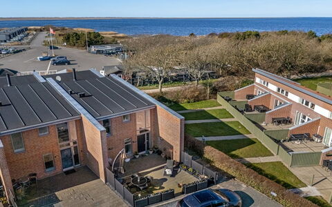 Gustav - 100M to the Fjord: Estate, Skygge, Indkørsel, Stuehus