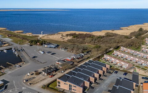 Gustav - 100M to the Fjord: Estate, Skygge, Indkørsel, Stuehus