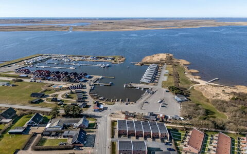 Gustav - 100M to the Fjord: Estate, Skygge, Indkørsel, Stuehus