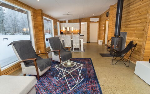 Villa Tuisku: Træ, Møbel, Gulvbelægning, Indretning, Etage, Stol, Hårdttræ, Bejdse, Værelse, Stue