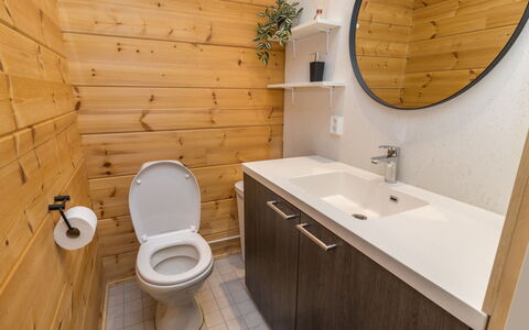 Villa Tuisku: Toiletbræt, Toilet, Badeværelse, Sanitærarmatur, Træ, Badeværelsesvask, Gulvbelægning, Badeværelsesskab, Etage, Håndvask