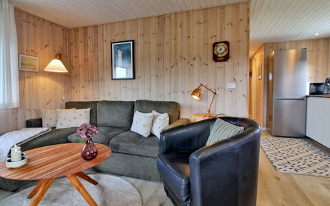 Annukka - 500M from the Sea: Indretning, Gulvbelægning, Møbel, Træ, Etage, Loft, Værelse, Stue, Couch, Belysning