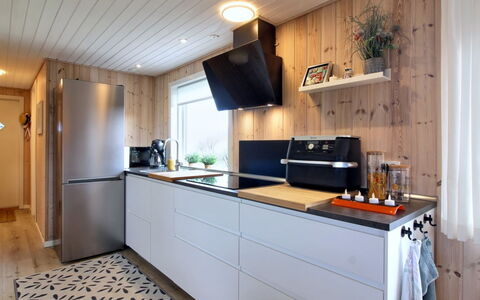 Annukka - 500M from the Sea: Køkken Apparat, Køkken, Countertop, Gulvbelægning, Indretning, Møbel, Større Bandage, Træ, Cabinetry, Husholdningsapparat