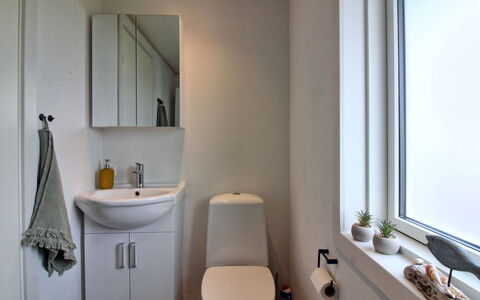 Annukka - 500M from the Sea: Toiletbræt, Badeværelse, Sanitærarmatur, Badeværelsesvask, Væg, Toilet, Indretning, Gulvbelægning, Etage, Håndvask