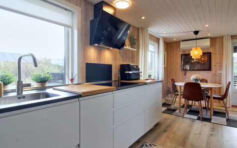 Annukka - 500M from the Sea: Køkken, Countertop, Køkken Apparat, Møbel, Indretning, Gulvbelægning, Træ, Cabinetry, Større Bandage, Etage