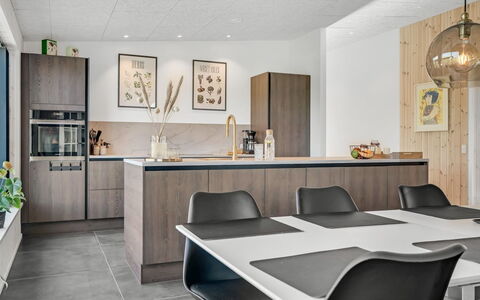 Ilze - from the Sea: Møbel, Indretning, Køkken, Gulvbelægning, Træ, Loft, Countertop, Lysarmatur, Lejlighed, Etage