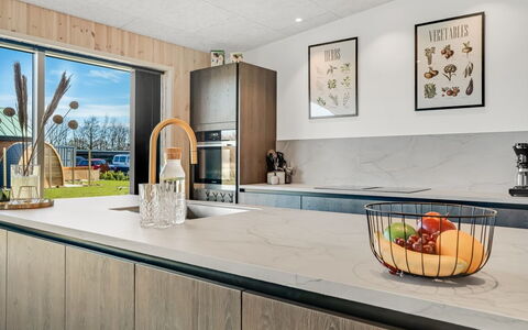 Ilze - from the Sea: Køkken, Træ, Countertop, Køkken Apparat, Gulvbelægning, Indretning, Husholdningsapparat, Møbel, Større Bandage, Cabinetry
