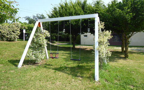 Silea Apartments, Pool, Garden, Treviso: Have, Svinge, Lawn, Legepladsudstyr, Skygge, Backyard, Gård, Landscaping, Parkere, Legeplads