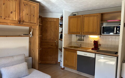 Les Deux Alpes 628: Møbel, Træ, Cabinetry, Gulvbelægning, Indretning, Etage, Skab, Køkken, Countertop, Værelse