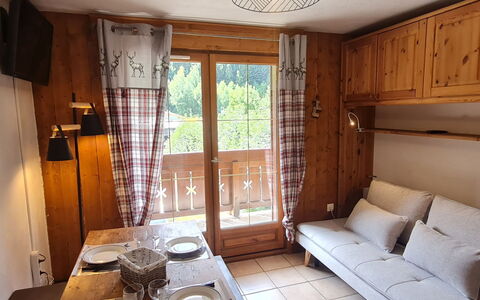 Chalets D'Or a: Træ, Møbel, Etage, Indretning, Gulvbelægning, Cabinetry, Bejdse, Værelse, Skab, Hårdttræ