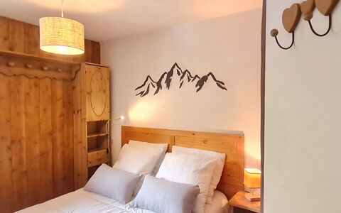 Chalets D'Or a: Seng, Soveværelse, Sengetøj, Sengetøj, Møbel, Væg, Indretning, Træ, Sengetøj, Bed Frame