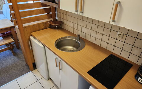 3300: Gulvbelægning, Træ, Sanitærarmatur, Håndvask, Countertop, Køkken, Køkkenvask, Etage, Indretning, Tap