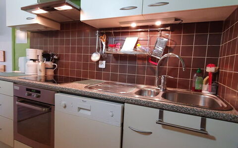 Résidence B: Køkken, Countertop, Køkken Apparat, Køkkenvask, Større Bandage, Gulvbelægning, Indretning, Sanitærarmatur, Håndvask, Cabinetry