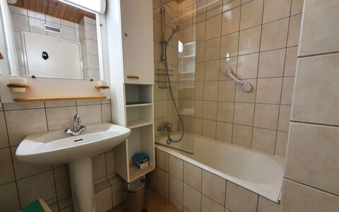 Résidence B: Badeværelse, Badeværelsesvask, Sanitærarmatur, Håndvask, Væg, Gulvbelægning, Indretning, Etage, Tap, Vvs