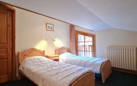 Alpina Lodge: Seng, Møbel, Træ, Soveværelse, Indretning, Sengetøj, Loft, Etage, Værelse, Sengetøj