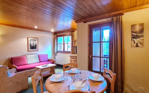 Alpina Lodge: Træ, Loft, Indretning, Gulvbelægning, Etage, Dør, Værelse, Bejdse, Hårdttræ, Klarlak