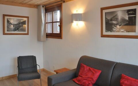 Alpina Lodge: Møbel, Indretning, Gulvbelægning, Træ, Etage, Loft, Værelse, Billedramme, Belysning, Lejlighed