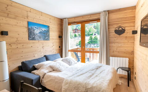 La Turra: Møbel, Indretning, Træ, Soveværelse, Seng, Gulvbelægning, Værelse, Etage, Sengetøj, Loft