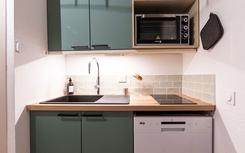 Morillon 639: Køkken, Countertop, Køkken Apparat, Indretning, Større Bandage, Cabinetry, Møbel, Komfur, Belysning, Husholdningsapparat