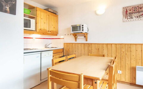 Les Eterlous: Møbel, Indretning, Gulvbelægning, Værelse, Etage, Loft, Skrivebord, Cabinetry, Stol, Bejdse
