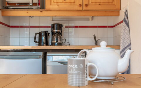 Les Eterlous: Køkken Apparat, Køkken, Bordservice, Lille Apparat, Serveware, Countertop, Indretning, Større Bandage, Kop, Cabinetry