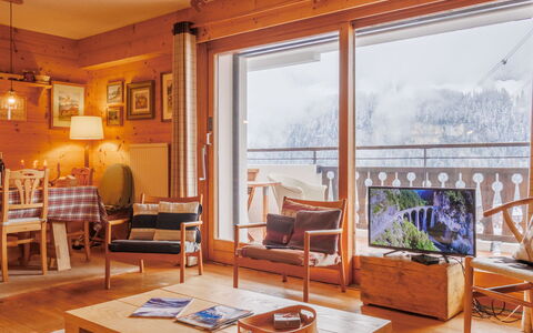 Champery 105: Møbel, Indretning, Træ, Gulvbelægning, Stol, Loft, Værelse, Etage, Bord, Stue